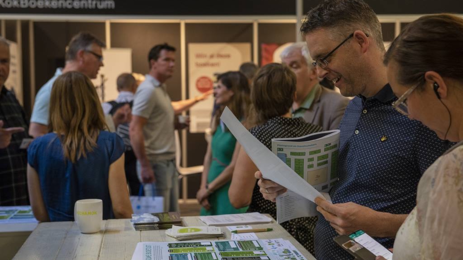 Bezoekers zoeken exposant op de Kerkenbeurs