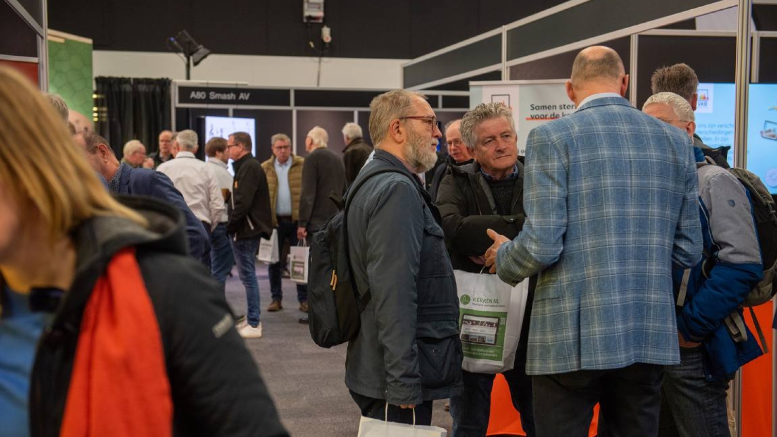 Contacten worden gelegd tijdens de Kerkenbeurs.