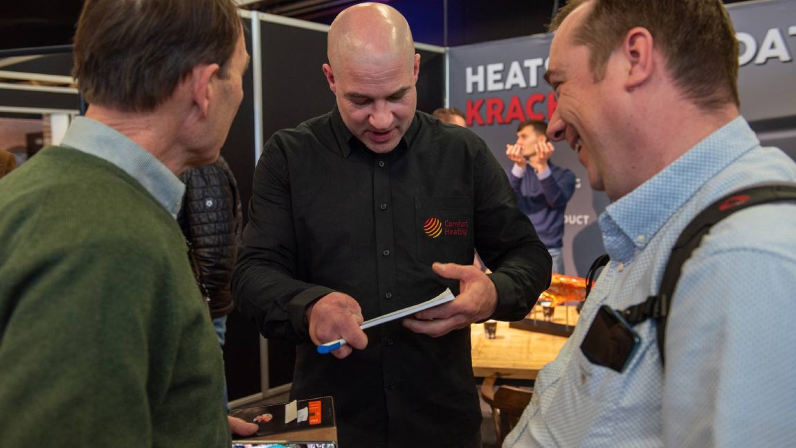 Exposant in gesprek met bezoeker op de Kerkenbeurs.